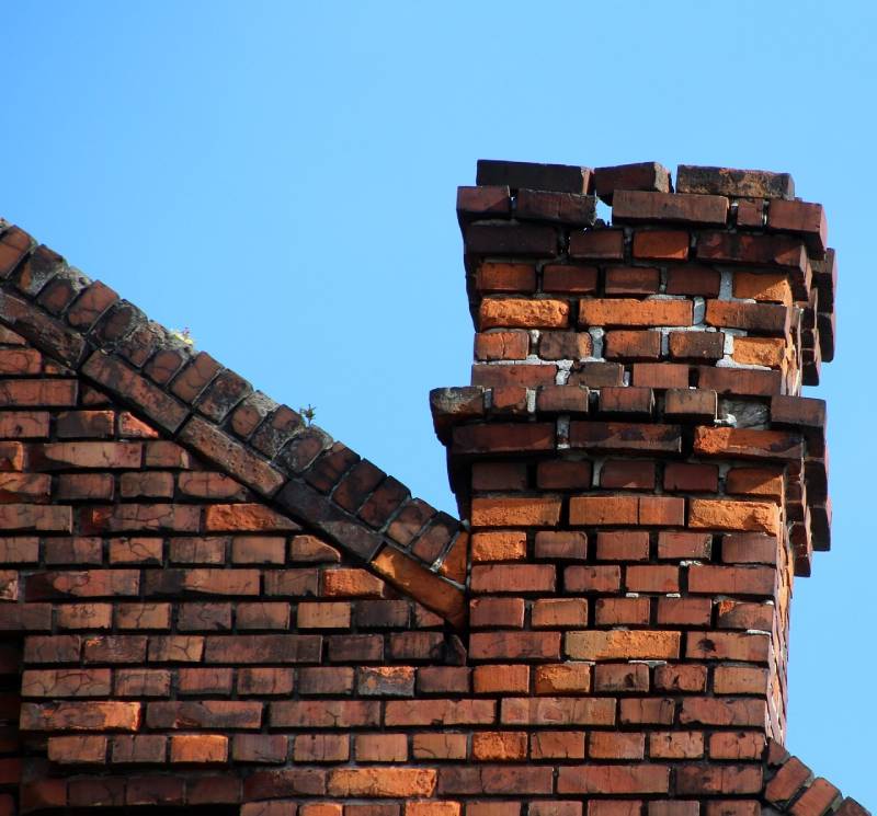 Signs Your Wilton Manors Home Needs a Chimney Inspection Damaged chimney on an Wilton Manors home showing cracks and missing mortar